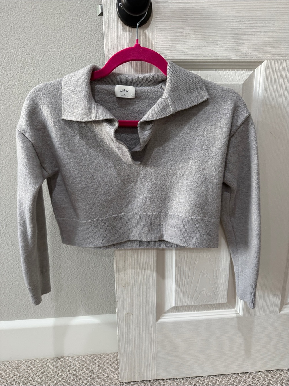 Wilfred Gray Cropped V‑Neck Collared Sweater